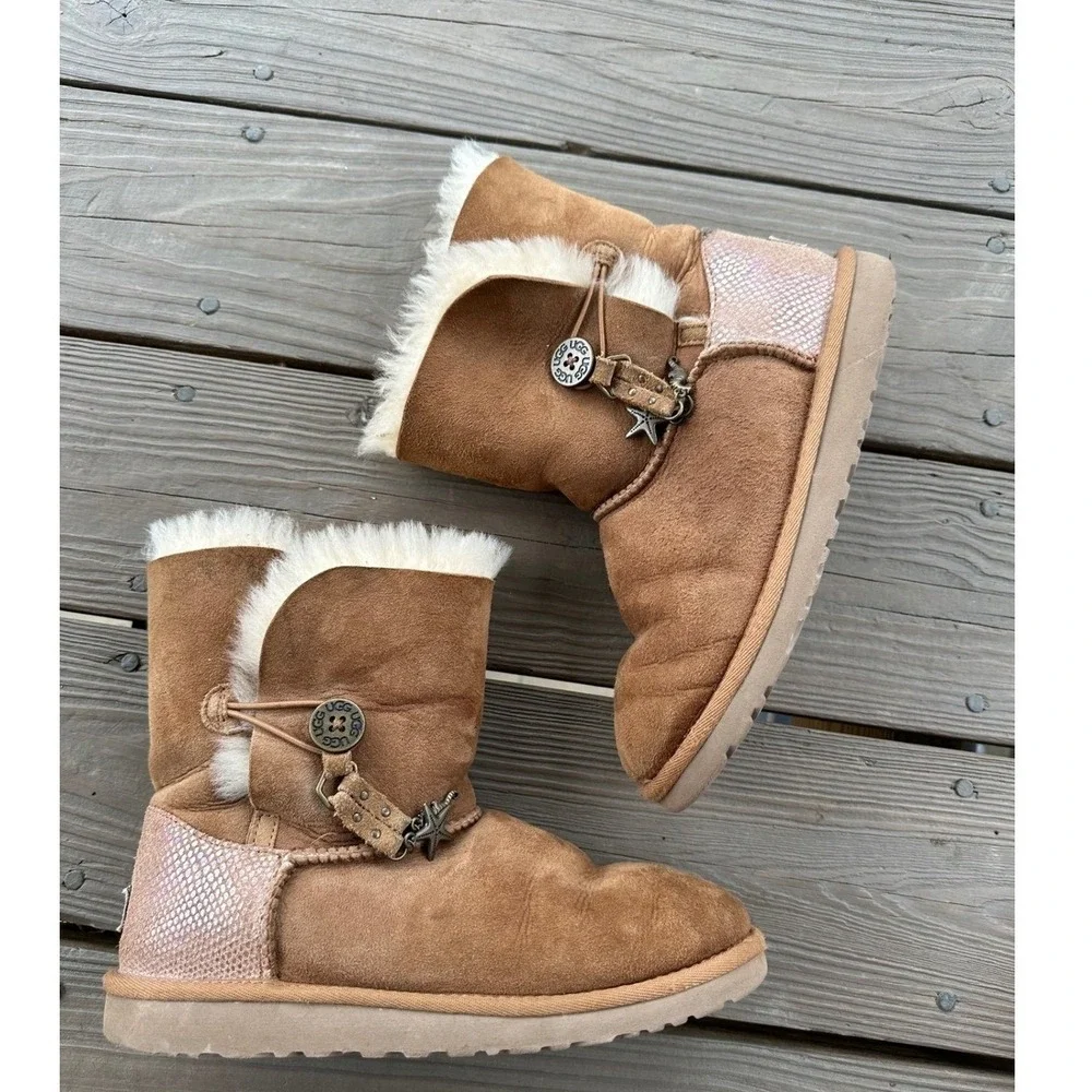 UGG Australia Bailey Charm Suede Leather Coastal Charms‎ Womens Size 6